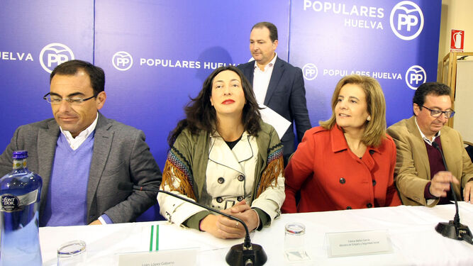 Loles López junto a Fátima Báñez en un acto del PP.
