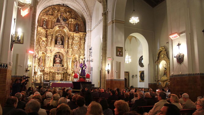 Espléndido aspecto que presentaba anoche San Pedro con la imagen del Señor de Pasión en su altar mayor.