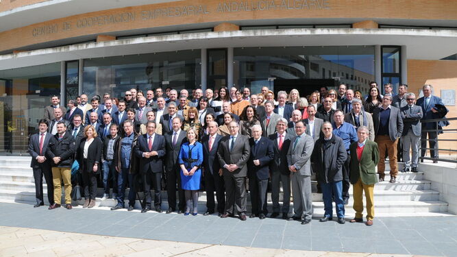 Foto de familia de todos los asistentes a la celebración de los 40 años de la Federación Onubense de Empresarios.
