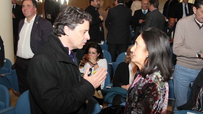 El concejal Jesús Bueno conversa con la subdelegada, Asunción Grávalos.