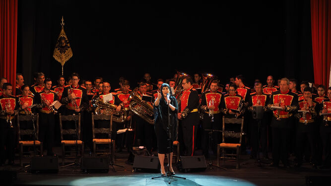 Argentina con la agrupación musical Cristo de la Buena Muerte durante la interpretación de una saeta.