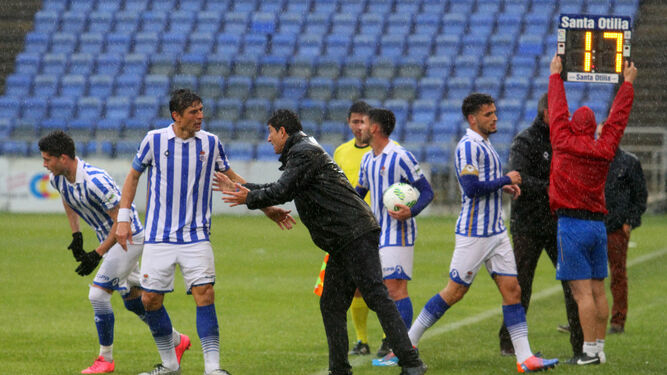 José Alonso sale del campo en lugar de Manu Torres mientras Pavón da indicaciones a Jesús Vázquez para que retrase su posición a la defensa.