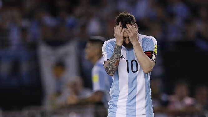 Messi se echa las manos a la cabeza durante el partido ante Chile, por el que ha sido sancionado.