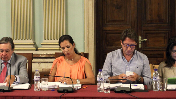 Los concejales de Ciudadanos Enrique Figueroa, María Martín y Ruperto Gallardo, durante la celebración de un Pleno municipal.