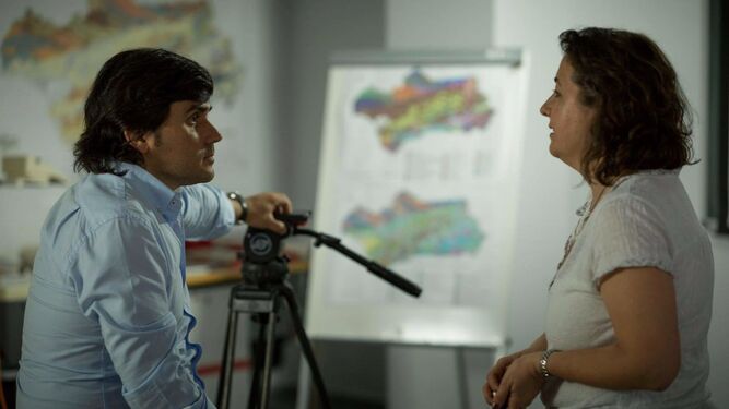 El director, Fernando Arroyo, con una colaboradora durante el rodaje.