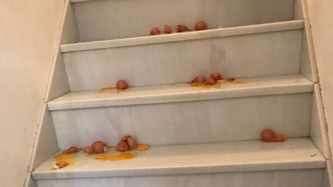 Huevos  estrellados en la  escalera de una de las  viviendas.