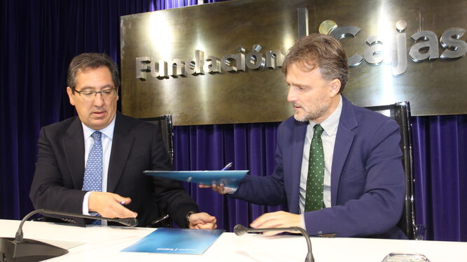 El presidente de la Fundación Cajasol, Antonio Pulido, y el consejero de Medio Ambiente, José Fiscal, ayer, durante la firma del convenio.