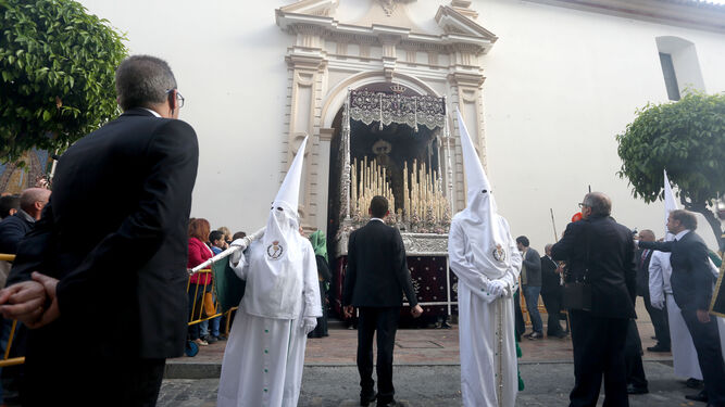 El palio de la Hermandad de la Oración en el Huerto en su salida el Jueves Santo desde la parroquia de la Concepción.