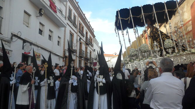 La Hermandad de la Soledad sale a la calle el Sábado Santo.