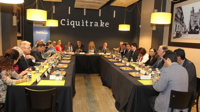 Imagen de los asistentes al foro, celebrado ayer en el Restaurante Ciquitrake de la capital.