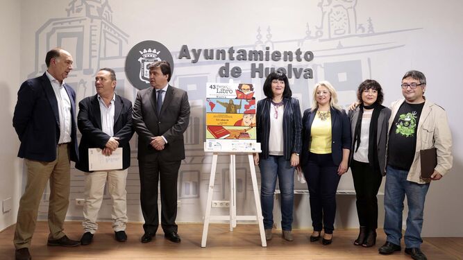 Los empresarios libreros junto al alcalde y las responsables de Cultura de la Junta, Diputación y Ayuntamiento, acompañadas por el autor del cartel.