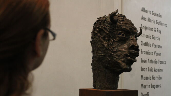 Una visitante contempla la obra Minotauro joven, de Víctor Pulido.