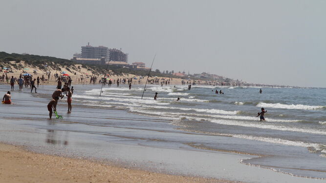 Bañistas en una playa de Huelva la pasada Semana Santa.