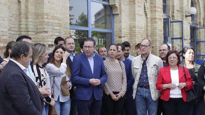 A la comparecencia en la estación de Renfe acudió un nutrido grupode representantes institucionales del PSOE de Huelva.