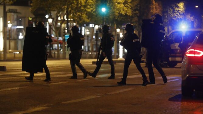 Miembros de la Policía francesa custodian la zona del tiroteo.
