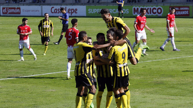 Varios jugadores del San Roque de Lepe celebran un gol en un partido de esta temporada.