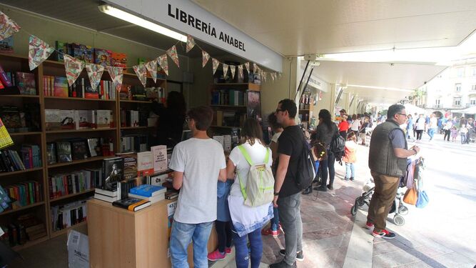 Las casetas de la Feria del Libro en la Plaza de las Monjas.