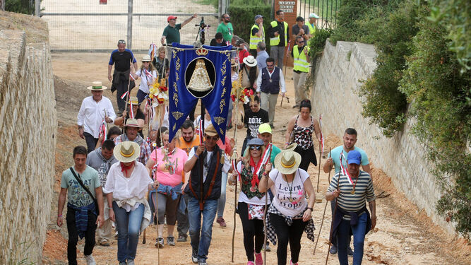 La comitiva de la Asociación Rociera la Libertad al llegar a la ermita Moguer.
