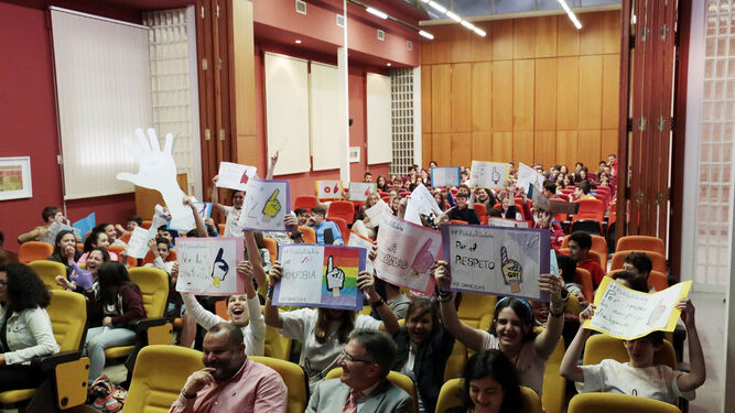 Acto. El salón de actos de la Facultad de Ciencias de la Educación de la Universidad de Huelva acogió el evento central de la Campaña Mundial con la presencia de estudiantes de tres centros que reivindicaron con pancartas y lecturas.