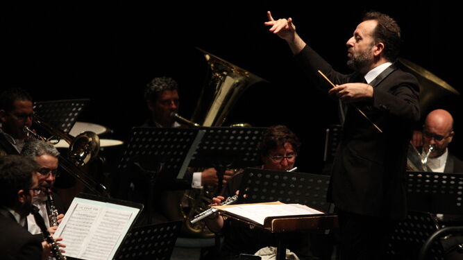 Francisco Navarra en plena acción ante la Banda sinfónica municipal de Huelva, el jueves en la Casa Colón.