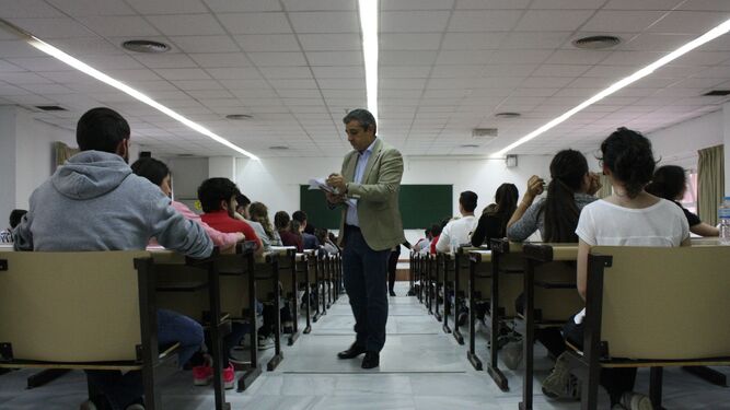 1, 2 y 3. Momentos de la prueba provincial durante el transcurso del correspondiente examen a los estudiantes de la Universidad de Huelva.