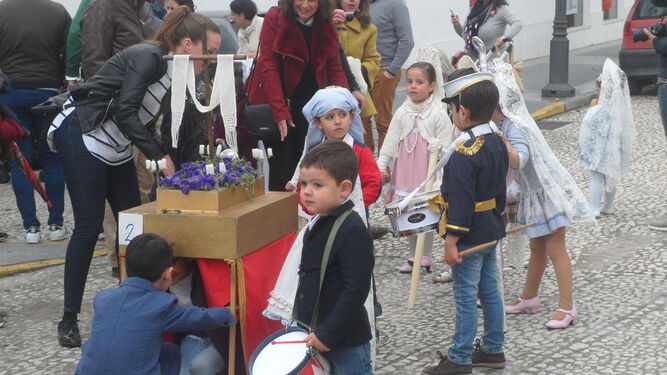 Distintas escenas de los pequeños cofrades serranos en la procesión del sábado pasado.