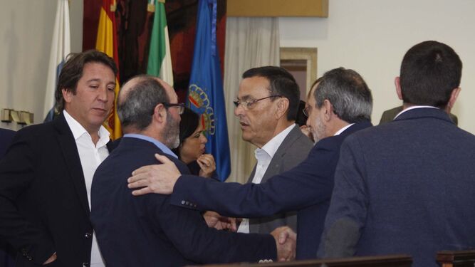 El presidente de la Diputación conversa con el portavoz de IU en presencia de diputados del PSOE y Ciudadanos.