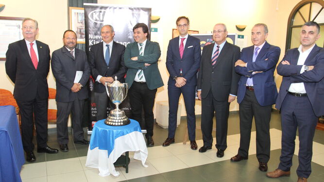 Gabriel Cruz y Jesús Jiménez Soria posan con la copa junto a representantes de entidades colaboradoras y patrocinadoras.