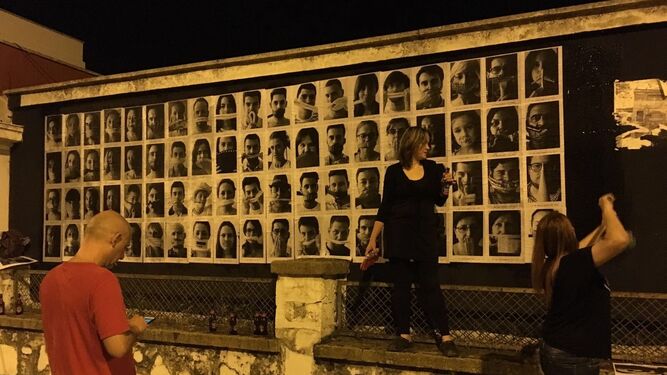 La autora ejecutó la noche del miércoles una acción artística con retratos de su exposición en las calles de Huelva.