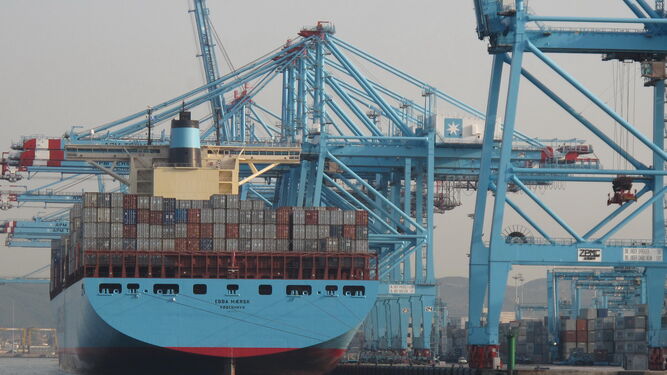 Un barco de la naviera Taersk lleno de contenedores en el puerto de Algeciras.