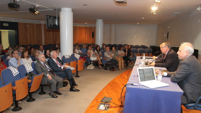 Juan Antonio Virizuela, a la derecha de la imagen, minutos antes de impartir la conferencia.