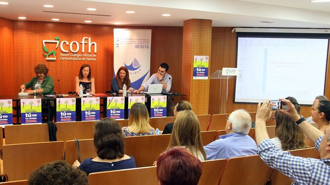 Sesión formativa en el Colegio Oficial de Farmacéuticos de Huelva.