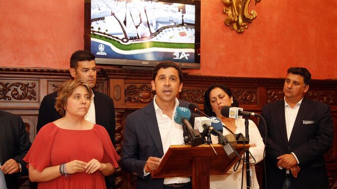 El alcalde de Ayamonte, Aberto Fernábdez, explica el proyecto.