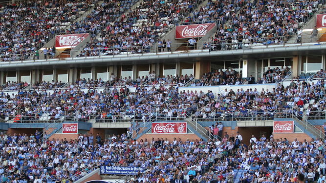 Imagen de la tribuna principal del Nuevo Colombino en el decisivo encuentro contra el San Fernando de la última jornada de la temporada recién terminada.