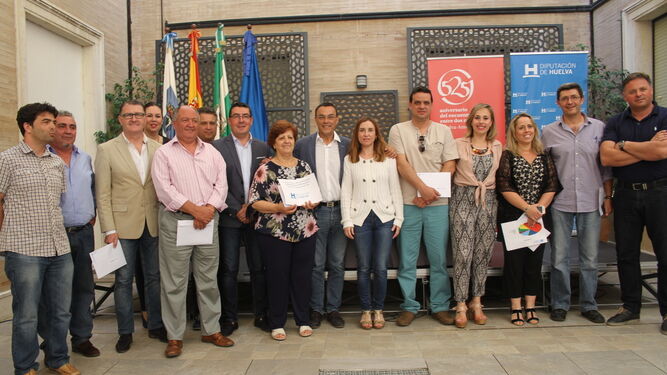 Foto de familia de Ignacio Caraballo con los alcaldes de los municipios.