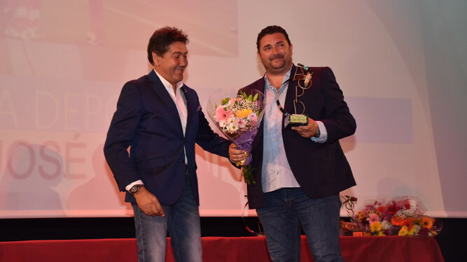El presidente recreativista, Manolo Zambrano, entrega su premio a Emilio José Viqueira, leyenda deportiva.