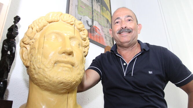 El director de la Escuela de Arte León Ortega, Antonio Díaz, junto a una de sus esculturas, en su despacho del centro.