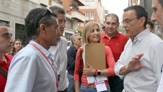 Jorge Puente y Manuela Parralo conversan con Ignacio Caraballo en la puerta de la sede del PSOE, donde la tensión era palpable.