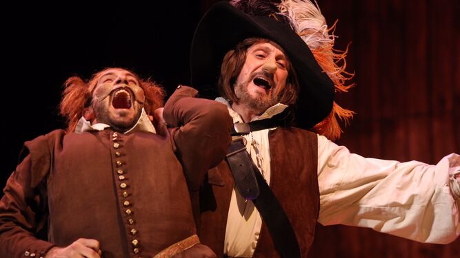 Un momento de la obra 'Cyrano de Bergerac' en el Gran Teatro de Huelva.