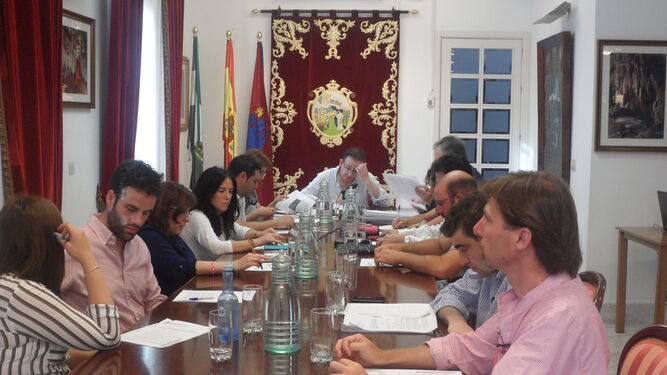 Pleno del Ayuntamiento de Aracena, presidido por el alcalde, Manuel Guerra.