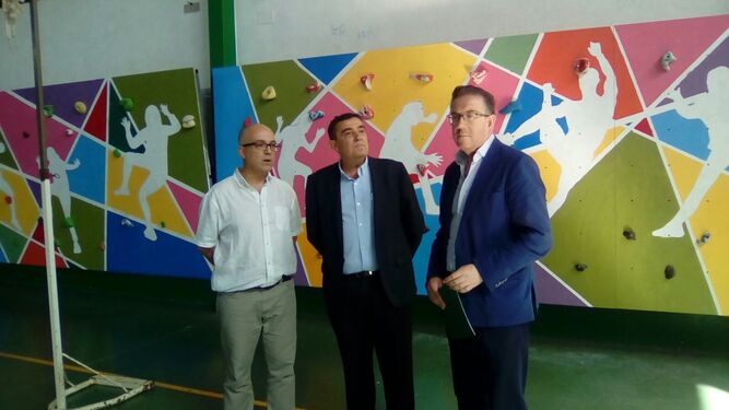 El delegado de Educación acompañado por el alcalde de Aracena.