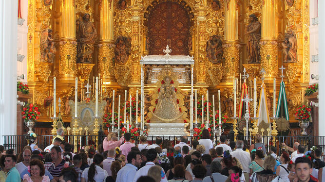 Romeros y visitantes se acercan al altar de la Blanca Paloma.