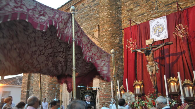 Uno de los altares montados en las calles de Zalamea.