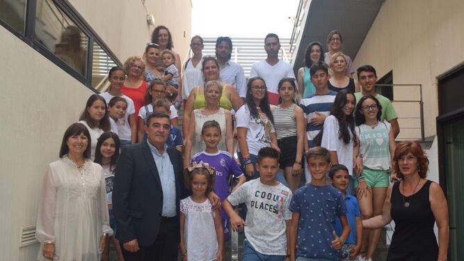 Foto de familia de los centros escolares junto al delegado territorial, Vicente Zarza.