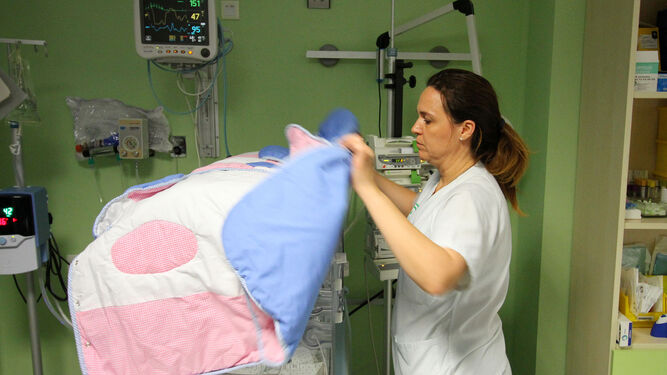 Una enfermera supervisa una de las camas de la UCI.