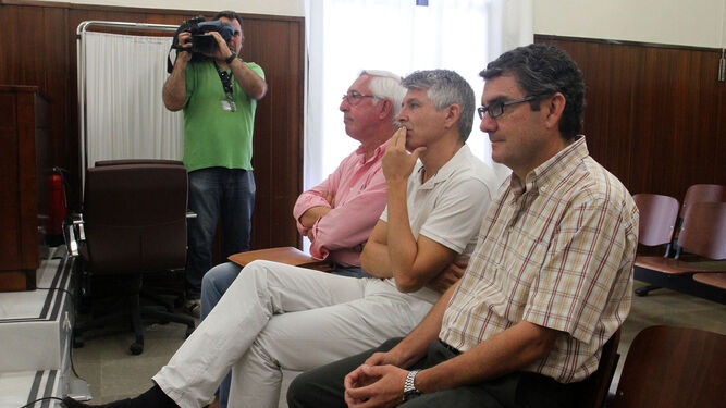 Casto Pino, Orta y A.G.V., sentados ayer en el banquillo de los acusados durante la repetición del juicio del caso Aljaraque.