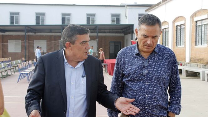 El delegado territorial de Educación, Vicente Zarza, con el director del IES Clara Campoamor, Antonio Pelayo.