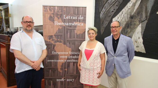 El escritor Pablo Raphael de la Madrid; la diputada de Cultura, Lourdes Garrido, y el escritor José Juan Díaz Trillo.