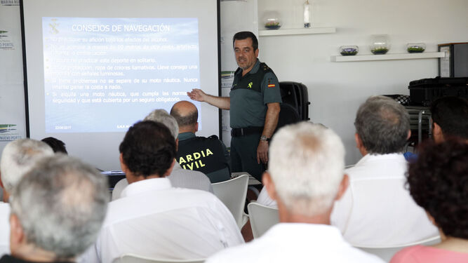 Un agente de la Guardia Civil imparte una charla sobre los consejos de navegación.