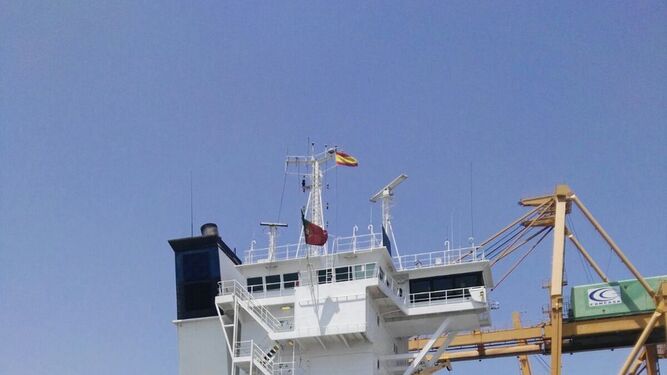 El buque 'Annamarie' realiza su trabajo en el Puerto de Huelva.
